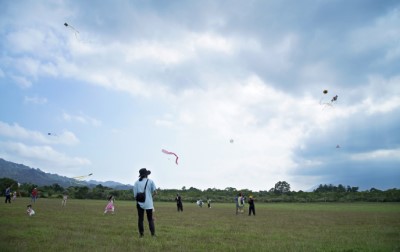 20191012 森川里海風箏季開幕，陽光露臉，許多家長攜家帶眷來放風箏，親子同樂。